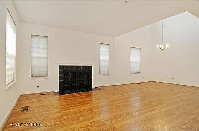 1139 Orleans Dr — Photo 3