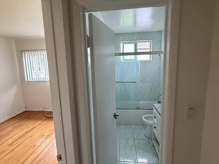 435 S Hoover St — Photo 11