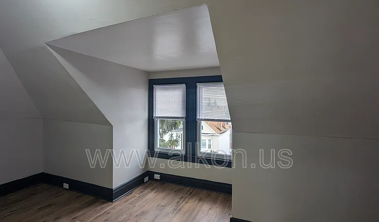 916 Deely St — Photo 17