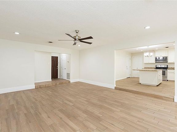 4th image of 204 W Gardenia Ave