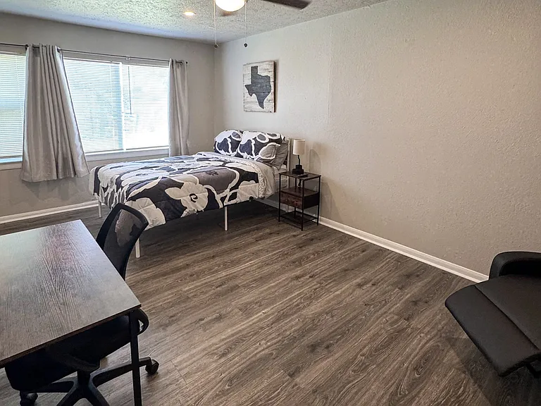 Oak Leaf Ln — Photo 1
