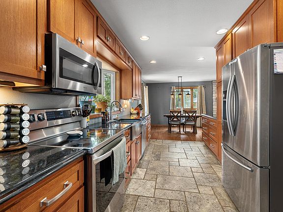 4th image of 505 9th St SE