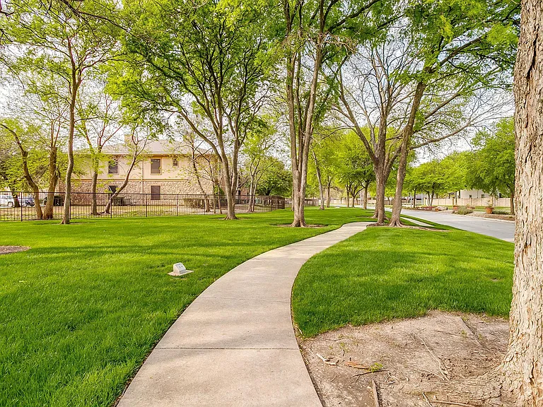 3212 Riverwood Dr — Photo 4