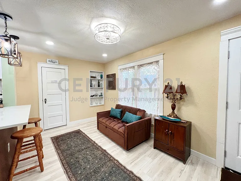 828 W 8th St — Photo 13