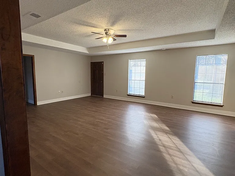 2730 S Meadowood Ave — Photo 8
