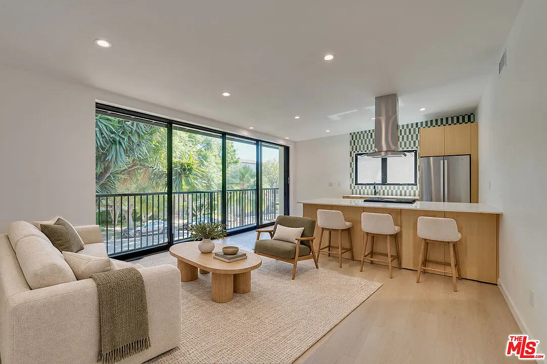 2 bed, 1.0 bath, 895 sqft, $4,950 — Photo 1