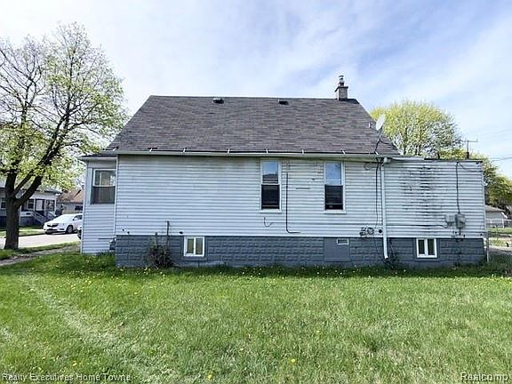 5th image of 57 Oak St