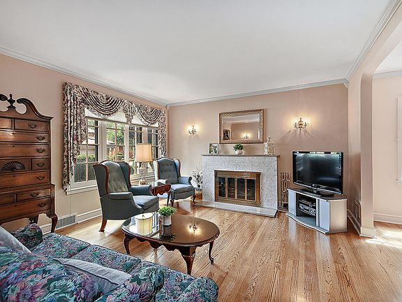 3rd image of 10042 S Claremont Ave