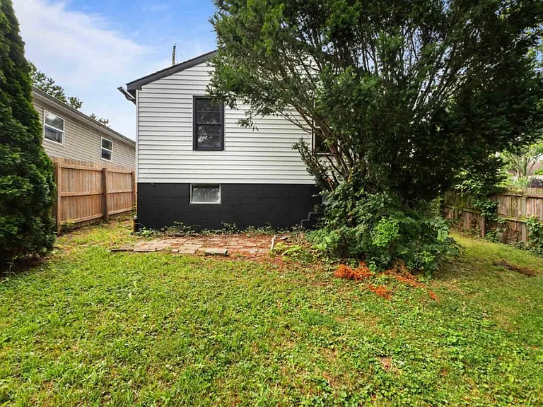 404 E Vaile Ave — Photo 16