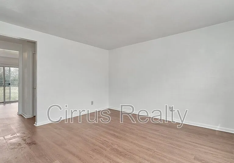 2756 Peach St — Photo 4