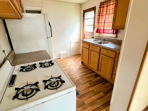 104 Sycamore St, 104 Sycamore St #B, La Porte City, IA 50651