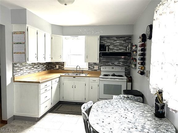 5th image of 153 Oak St