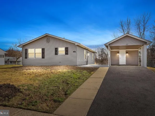 54 Thimbleberry Ln, Levittown, PA 19054