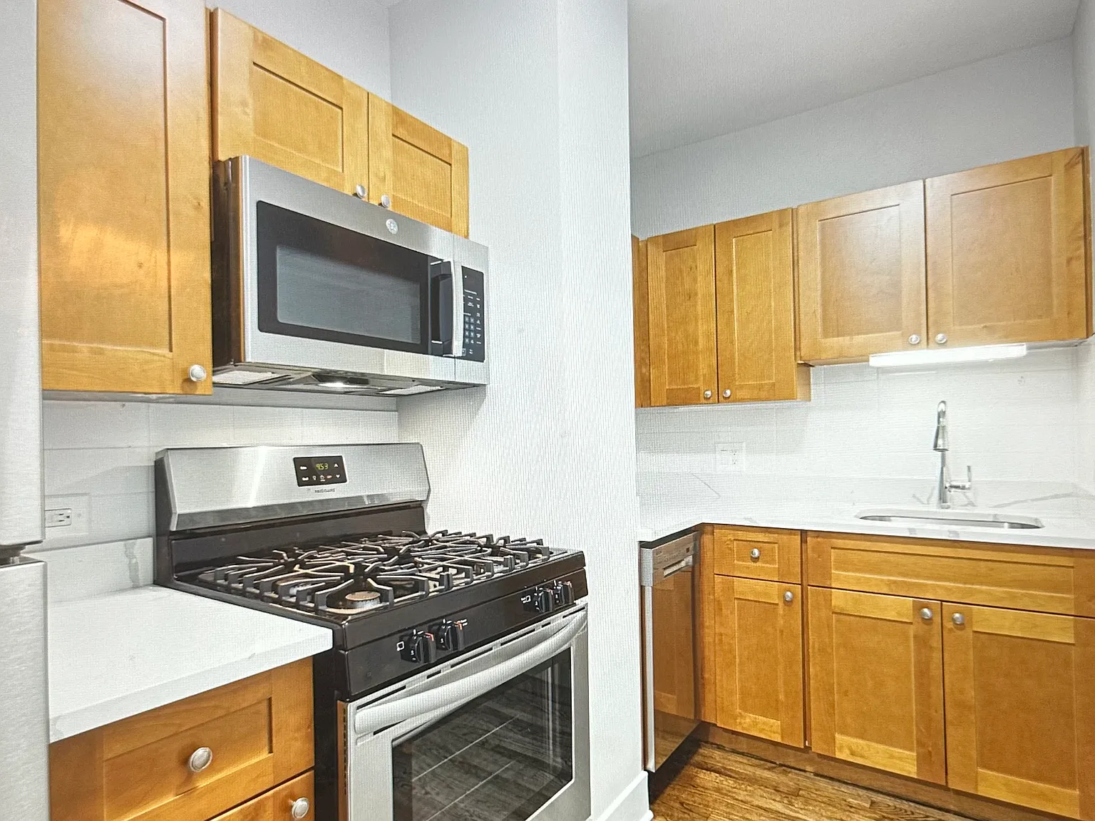 2 bed, 800 sqft, $2,200 — Photo 2