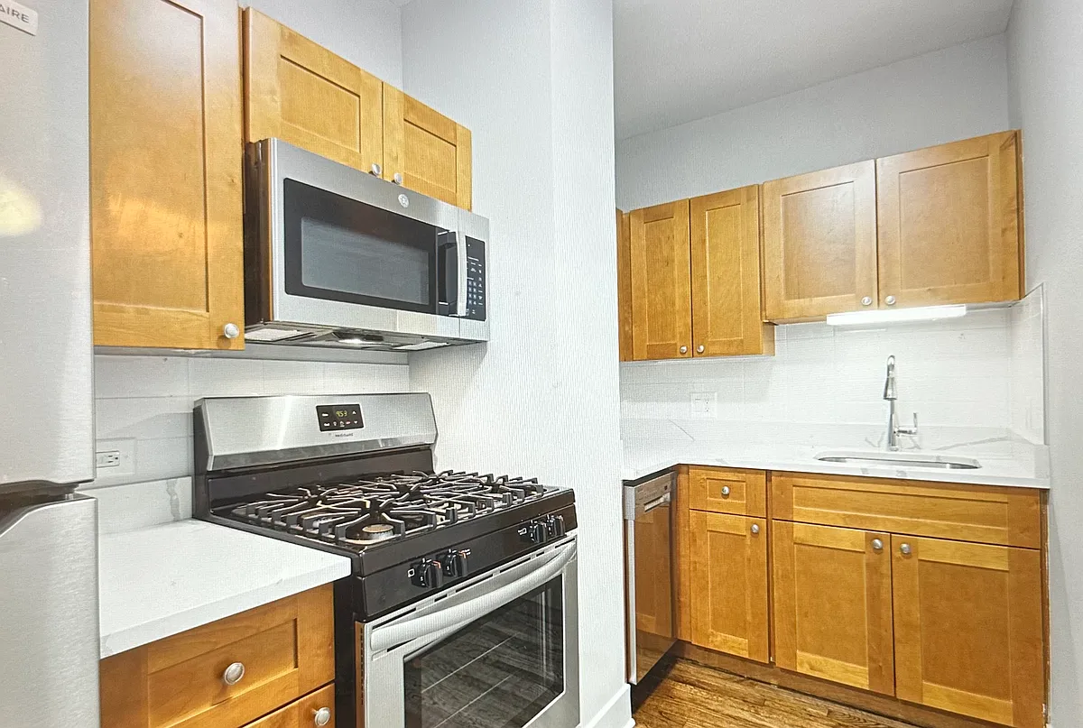 Photo 2 of 8 - 1625 W Howard St #302 - Chicago, IL Building Photo - 1625 W Howard St #302