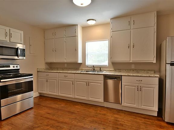 5th image of 409 E Austin St