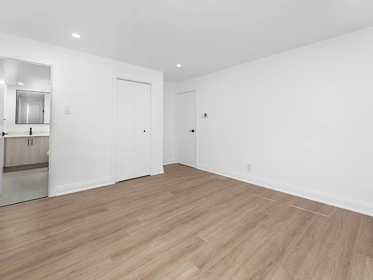 44 Charles St W — Photo 65
