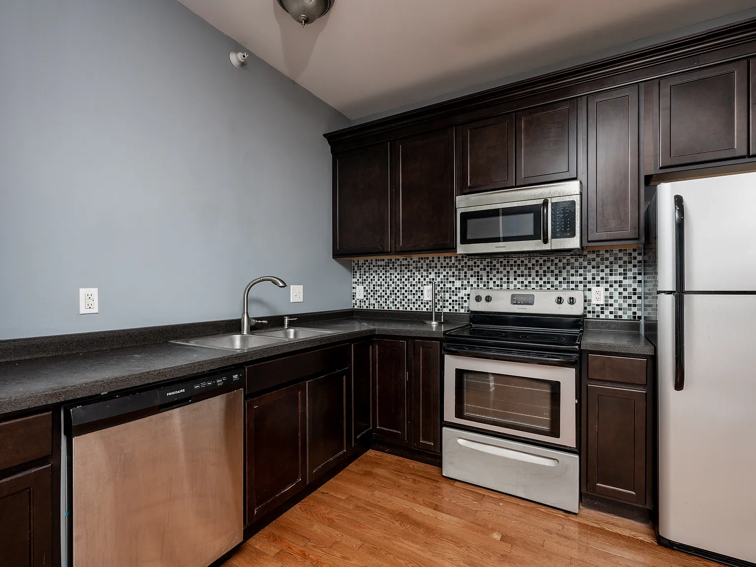 2 bed, 1000 sqft, $1,650 — Photo 2