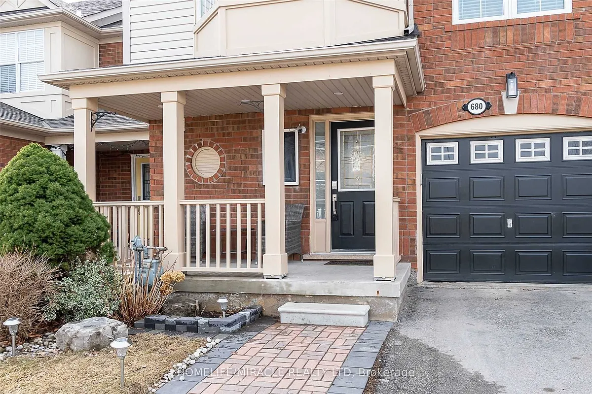 Building Photo - 680 Hamilton Cres