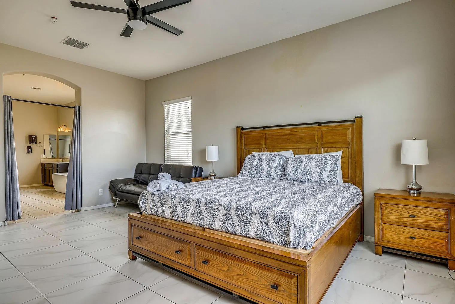 4 bed, 3.0 bath, 2992 sqft, $5,225 — Photo 4