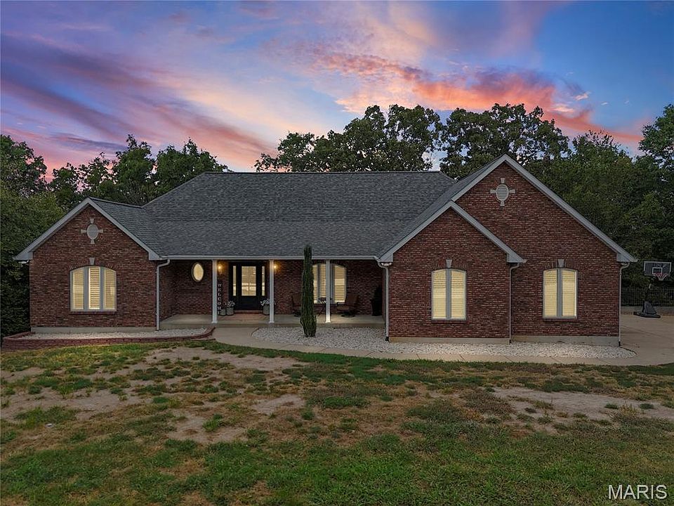 1st image of 555 Kensington Pl