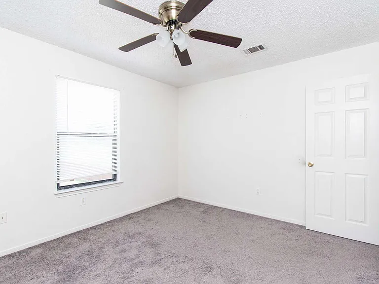 142 Wolf Rd #D — Photo 8