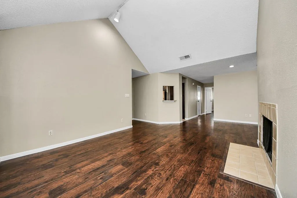 1 bed, 933 sqft, $1,200 — Photo 3