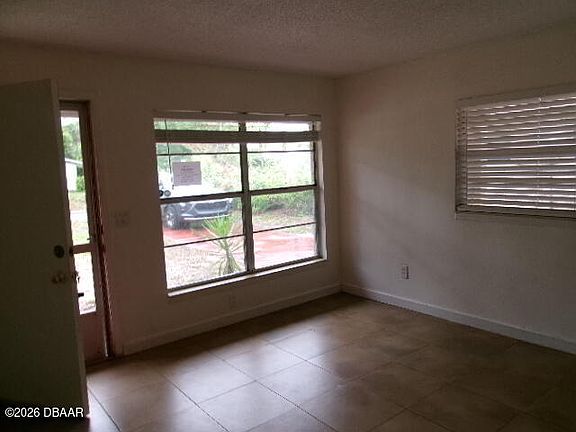 5th image of 551 Cambridge Cir