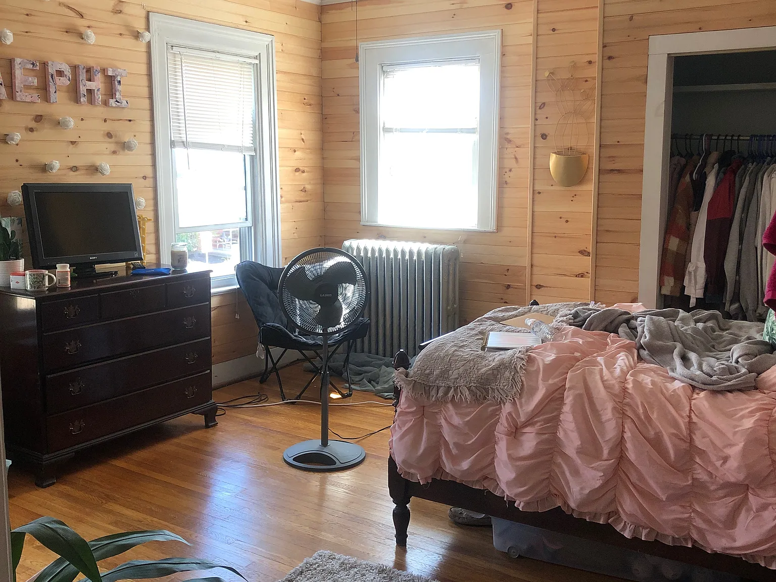 4 bed, 2.5 bath, 2340 sqft, $2,400 — Photo 3