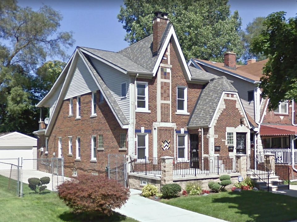 Welcome Home! You're going to love the quiet neighborhood with easy access to all your favorite downtown Detroit activities.