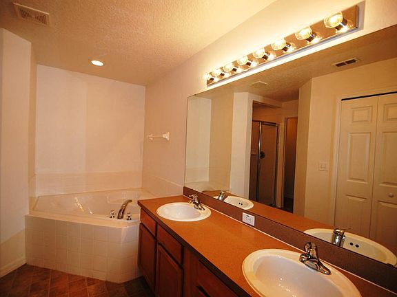 4th image of 405 Cardinal Ct