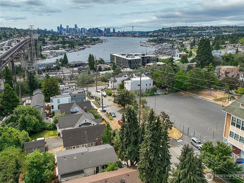 2nd image of 4042 5th Avenue NE