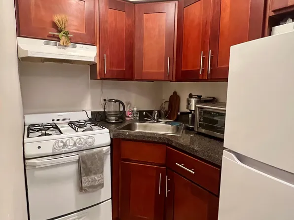 585 N Railroad Ave APT 2H, Staten Island, NY 10304
