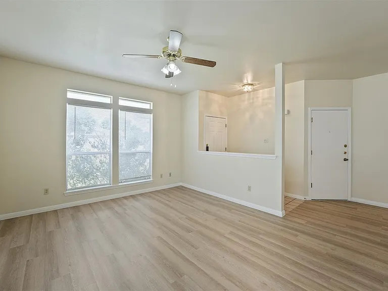 502 Gregory Ct — Photo 8