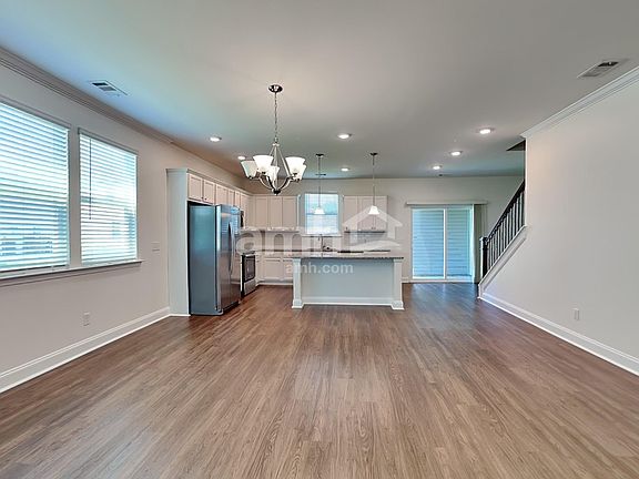 5th image of 210 Parkside Blvd