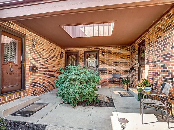 2nd image of 4236 Chaucer Ln