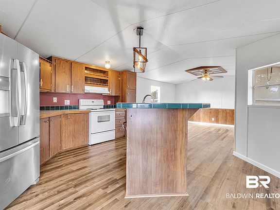 4th image of 33118 Gilley Rd