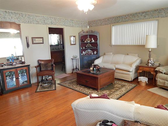 4th image of 208 Leonard Ave