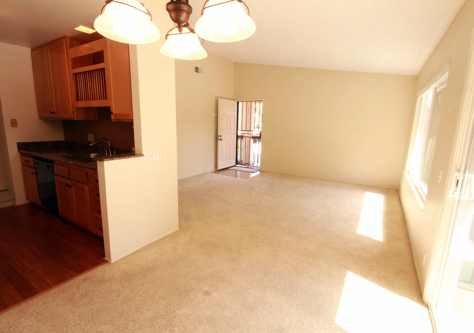 Updated 2 Bedroom Condo in UTC La Jolla Colony — Photo 2