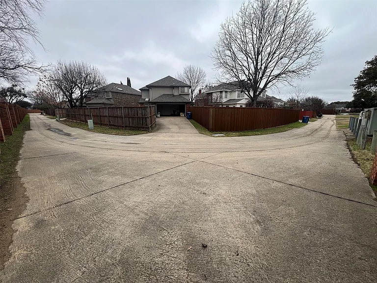 825 Ashford Dr — Photo 13
