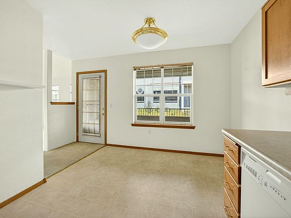 5th image of 943 Mountain Meadows Cir