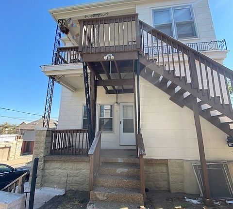 2nd image of 911 Pacific St APT 1