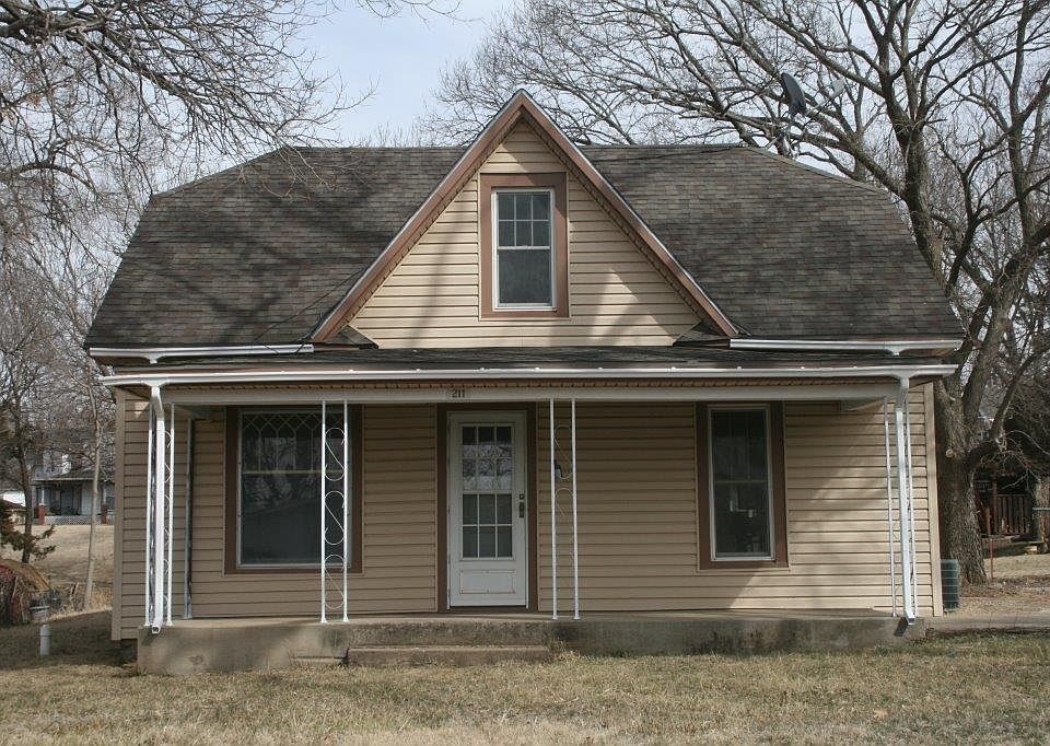 1st image of 211 Cherry St
