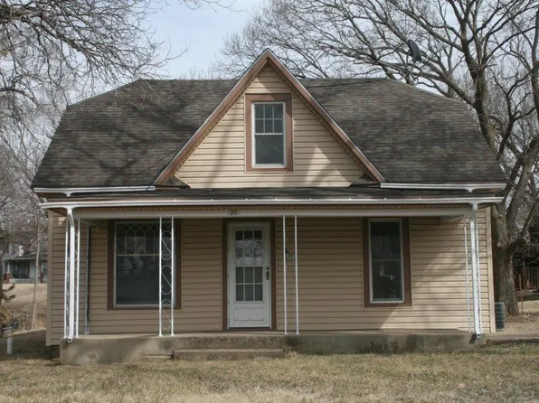 211 Cherry St, Minneapolis, KS 67467