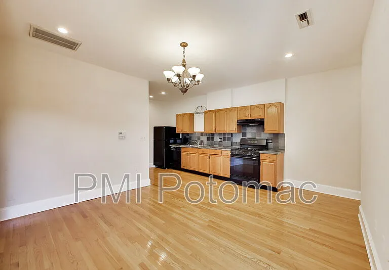 1952 Calvert St NW #4 — Photo 7