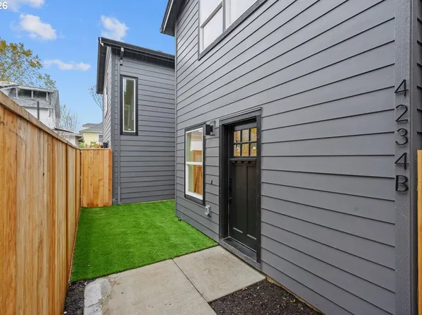 4234 SE Yamhill St Unit 2, Portland, OR 97215