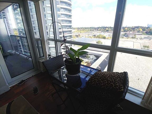 4th image of 125 Village Green Sq #1001