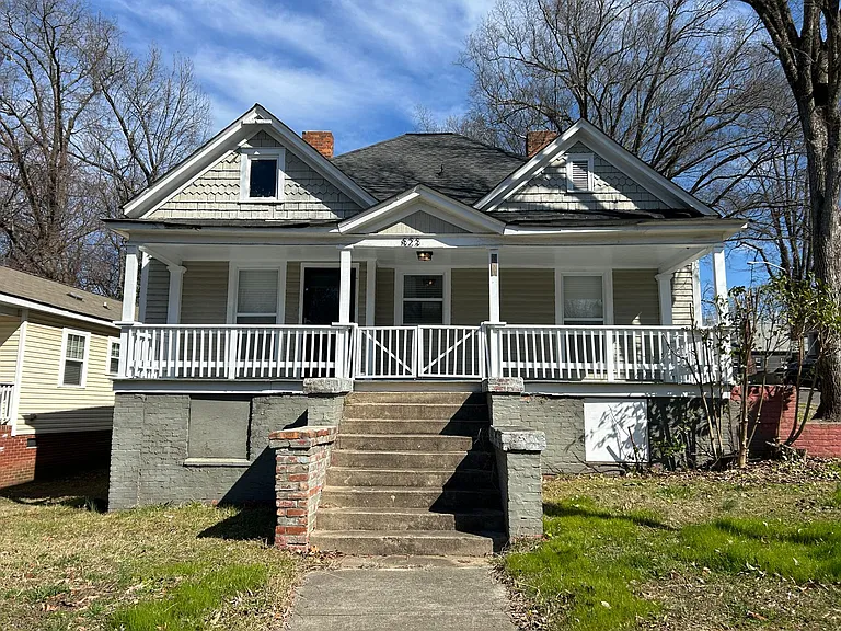 823 Parkwood Ave — Photo 1