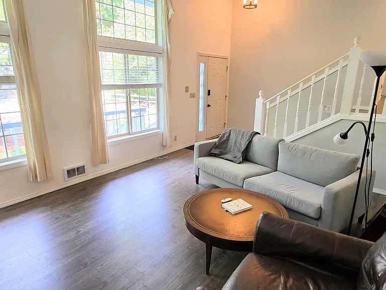 530 NW Carolyn Ln — Photo 6