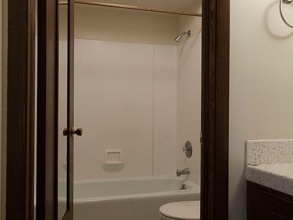 5th image of 826 Wheelock Ave